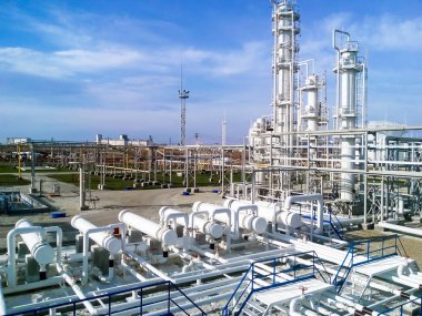 Petrol rafinerisi. Birincil Petrol arıtma için donatım.                            
