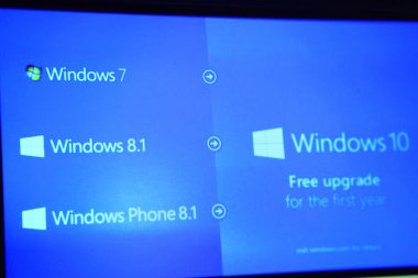 Rusya, Poltavskaya köyü - 13 Ağustos 2016: logo ekran Windows 10 işletim sisteminde. İşletim sistemi güncelleştirmesini seçmek için pencere.