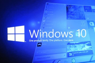 Rusya, Poltavskaya Köyü - 13 Ağustos 2016: logo ekran Windows 10 işletim sistemi.