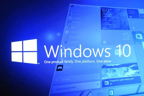 Rusya, Poltavskaya Köyü - 13 Ağustos 2016: logo ekran Windows 10 işletim sistemi.