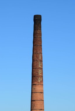 Tuğla Fabrikası baca. İtici güç tuğla fırın için tüp. Mavi gökyüzü bir arka plan üzerinde boru.