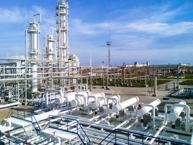 Petrol rafinerisi. Birincil Petrol arıtma için donatım.                            