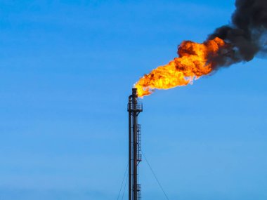 Sistem bir petrol sahası üzerinde bir meşale. Yanan bir meşale kafana.