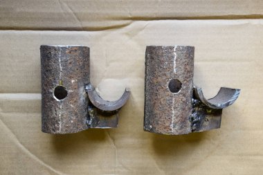 Parçalar kaynak çubuklar elektrik kaynak tarafından rafları. Öğütme makineleri ve kaynak kullanım izleri.