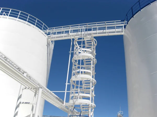 Tanque Con Agua Una Escalera Equipos Para Refinado Primario Petróleo —  Fotos de Stock