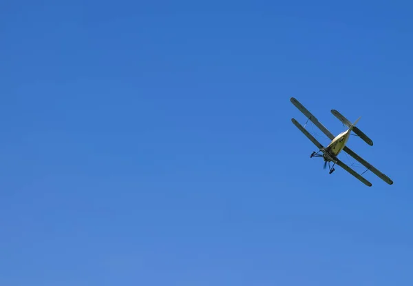 飞机农业航空 喷洒肥料和杀虫剂在领域与航空器 — 图库照片