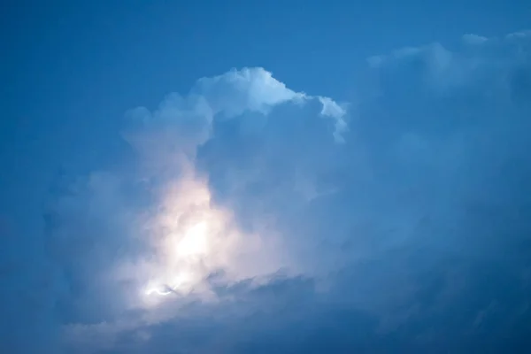 雷嵐の雲 雷と雲の輝く電光のはじけた — ストック写真