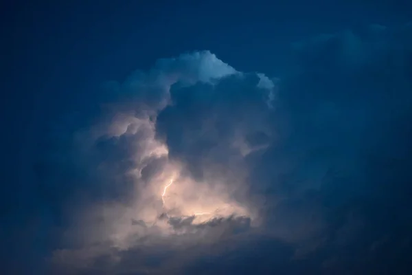 Relâmpagos Nas Nuvens Tempestade Peals Trovão Relâmpagos Brilhantes Nuvens — Fotografia de Stock