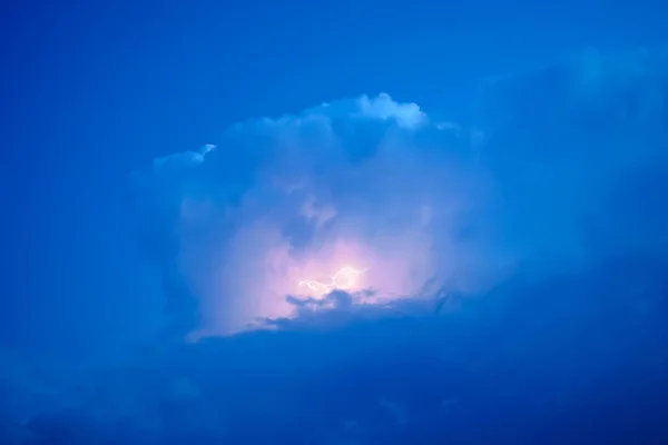 雷嵐の雲 雷と雲の輝く電光のはじけた — ストック写真