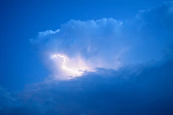 雷嵐の雲 雷と雲の輝く電光のはじけた — ストック写真