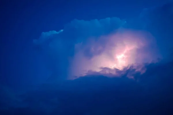 雷嵐の雲 雷と雲の輝く電光のはじけた — ストック写真