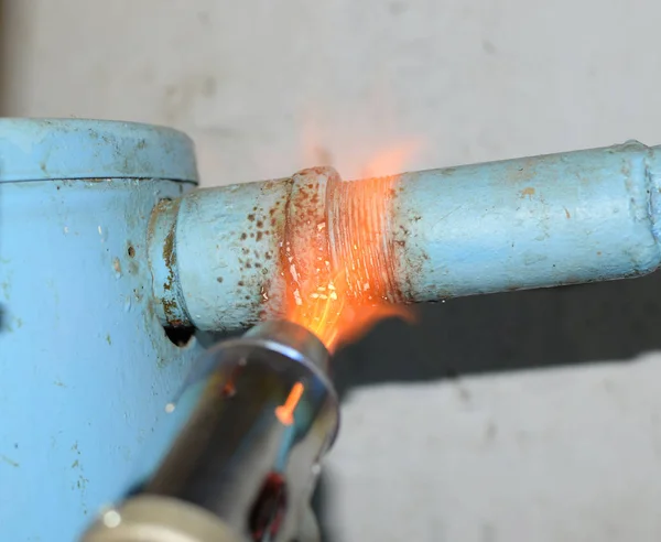 Ogrzewanie rury stalowej palnikiem. Płomień palnika — Zdjęcie stockowe