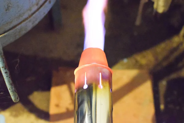 Θέρμανση Ενός Σωλήνα Χάλυβα Ένα Καμινέτο Φλόγα Ενός Καμινέτου — Φωτογραφία Αρχείου