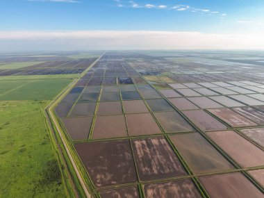Sular altında pirinç paddies. Alanları pirinç büyüyen agronomik yöntemleri. Ekili hangi pirinç suda alanlarla sel. Yukarıdan görüntülemek.