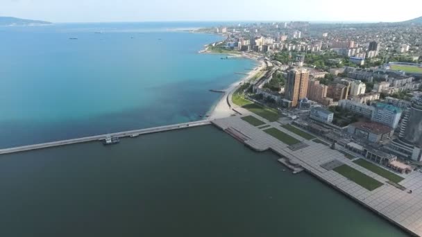 Vista superior del puerto deportivo y muelle de Novorossiysk — Vídeo de stock