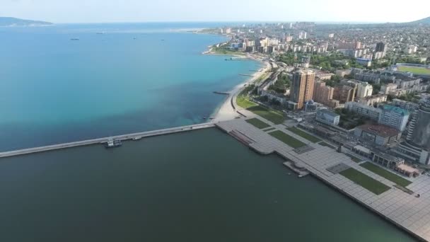 Bovenaanzicht van de jachthaven en de kade van Novorossiysk — Stockvideo