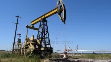 Bir kuyu pompa biriminde. Petrol kuyuları donatım.