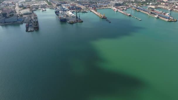 Puerto marítimo industrial, vista superior. Grúas portuarias y buques y gabarras de carga . — Vídeo de stock