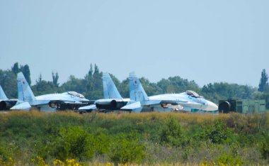 Krymsk, Rusya - 20 Ağustos 2016: Fighter uçak. Askeri havaalanı ve otoparklar uçakların