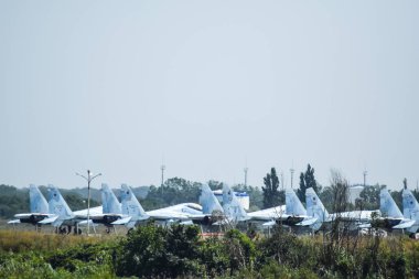 Krymsk, Rusya - 20 Ağustos 2016: Fighter uçak. Askeri havaalanı ve otoparklar uçakların