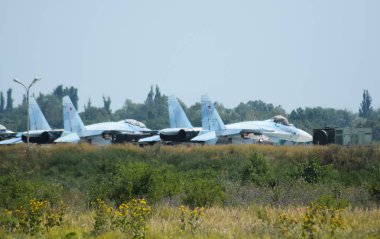Krymsk, Rusya - 20 Ağustos 2016: Fighter uçak. Askeri havaalanı ve otoparklar uçakların