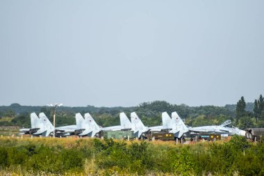 Krymsk, Rusya - 20 Ağustos 2016: Fighter uçak. Askeri havaalanı ve otoparklar uçakların