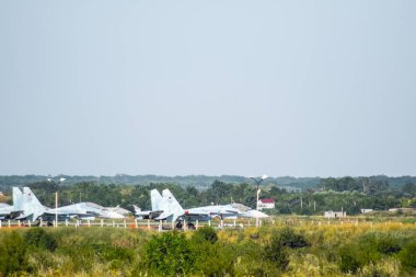 Krymsk, Rusya - 20 Ağustos 2016: Fighter uçak. Askeri havaalanı ve otoparklar uçakların