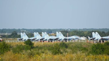 Krymsk, Rusya - 20 Ağustos 2016: Fighter uçak. Askeri havaalanı ve otoparklar uçakların