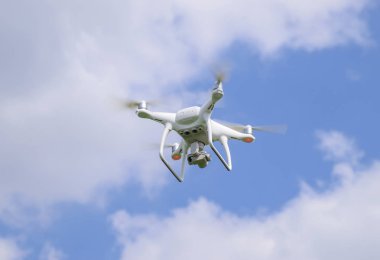 Beyaz quadrocopters buğday bir alan üzerinde uçan. Uçan becerikli alet için video.