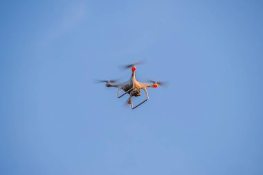 Dron, gökyüzünde asılı. Uçuş quadrocopters