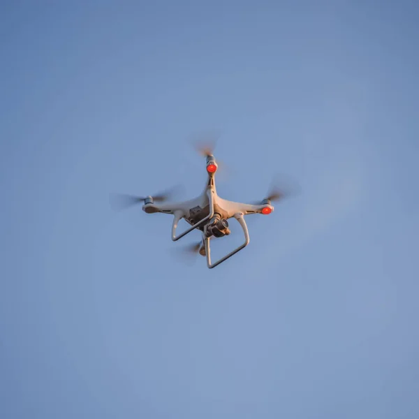 El dron, flotando en el cielo. Quadrocopteros de vuelo —  Fotos de Stock