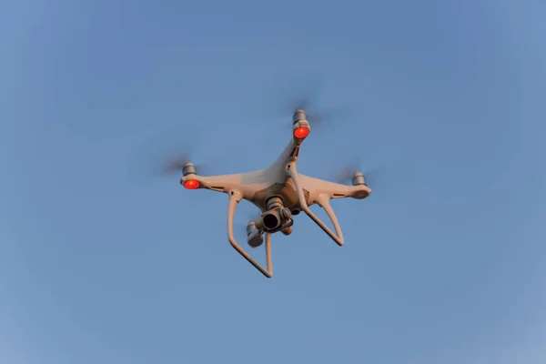 俄罗斯 Poltavskaya 2016 无人驾驶飞机在天空盘旋 Quadrocopters 观察和空中摄影的小工具 — 图库照片