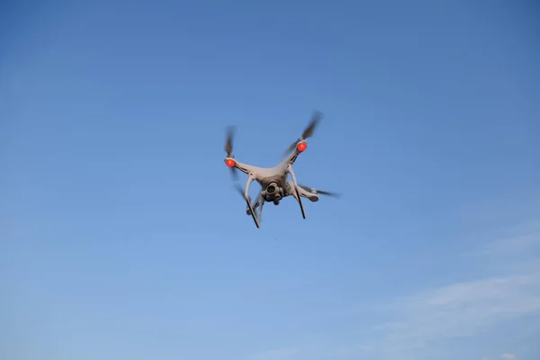Rússia Aldeia Poltavskaya Agosto 2016 Drone Pairar Céu Quadricópteros Voo — Fotografia de Stock