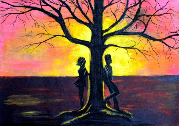 Закохана пара біля дерева на заході сонця . — стокове фото