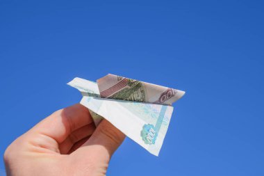 Uçakta katlanmış Rus parasının değerleri mavi gökyüzüne karşıydı.