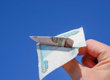 Uçakta katlanmış Rus parasının değerleri mavi gökyüzüne karşıydı.