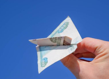 Uçakta katlanmış Rus parasının değerleri mavi gökyüzüne karşıydı.