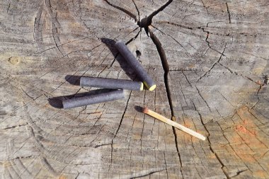 Üç havai fişek ve bir ağaç kütüğü yalan maç.