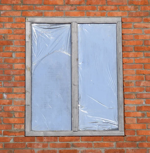 Okno v přední části budovy, namontovat vnitřní reflexní film — Stock fotografie