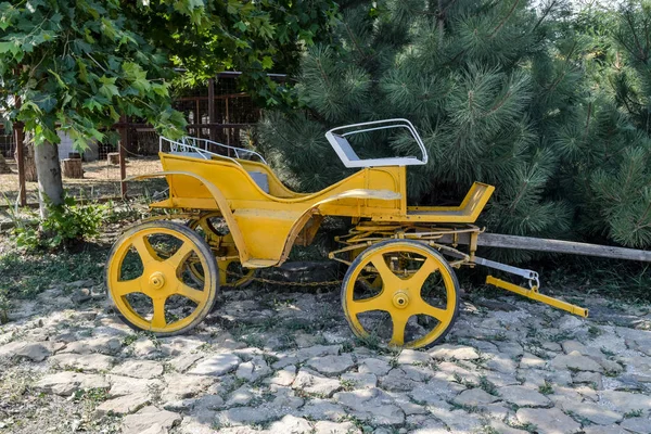 古い黄色のコーチ 馬なし馬車 — ストック写真