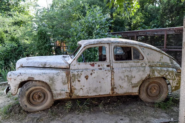 Poltavskaya Village Federacja Rosyjska Lipca 2015 Stary Zardzewiały Samochód Radzieckie — Zdjęcie stockowe