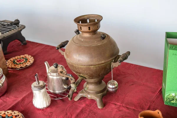 クラスノアルメイスカヤ村 ロシア連邦 2015 ロシアの Somovar 自律的条件で茶を作るためのデバイス ヴィンテージ カトラリー 食器とテーブル — ストック写真