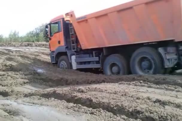 Camión Atrapado Barro Camino Tierra Road Campo Construcción Tuberías — Vídeo de stock