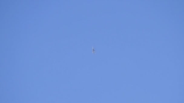 Luchador volando en el cielo. Aviones militares de cuarta generación . — Vídeos de Stock