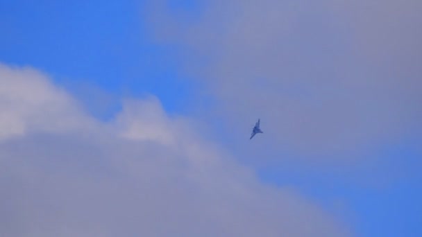 Chasseur volant dans le ciel. Avions militaires de 4ème génération . — Video