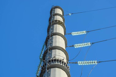 Yüksek voltajlı elektrik hatları mavi gökyüzü destekler