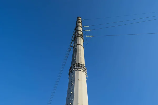 Supports high-voltage power lines against the blue sky — Stock Photo, Image
