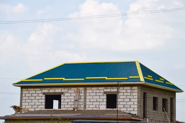 金属板の屋根の家 黄色の屋根の上でスケート — ストック写真