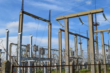 Elektrik Trafo Merkezi. güç verici donanımlar. Stobo, teller ve izolatörler