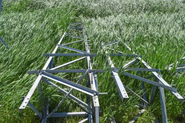 Güç hattı desteği, izolatörler ve teller. Bir tasarım görünümünü. Derleme ve kurulum yeni destek ve güç hattı telleri.